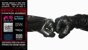 poings gantés de cuir et latex faisant un shakeun